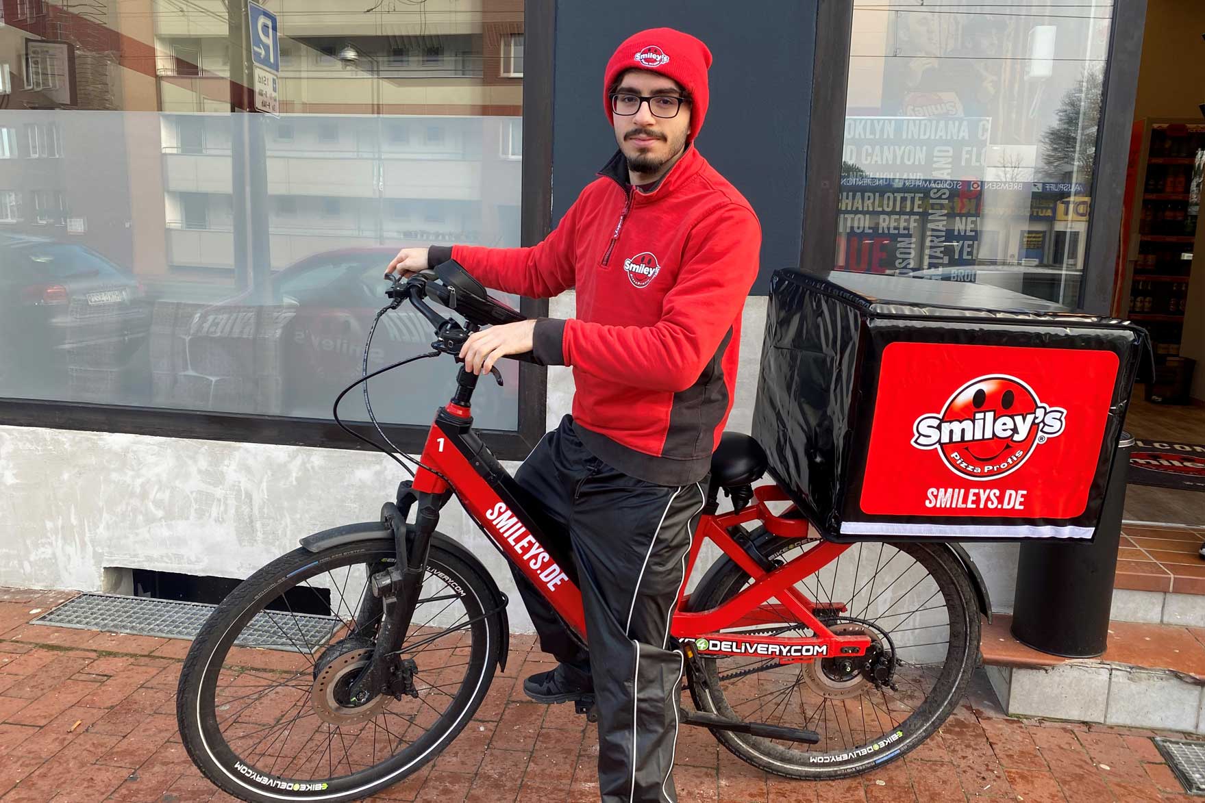 Smiley's Pizza Fahrer auf Fahrrad im neuen Unternehmens-Branding