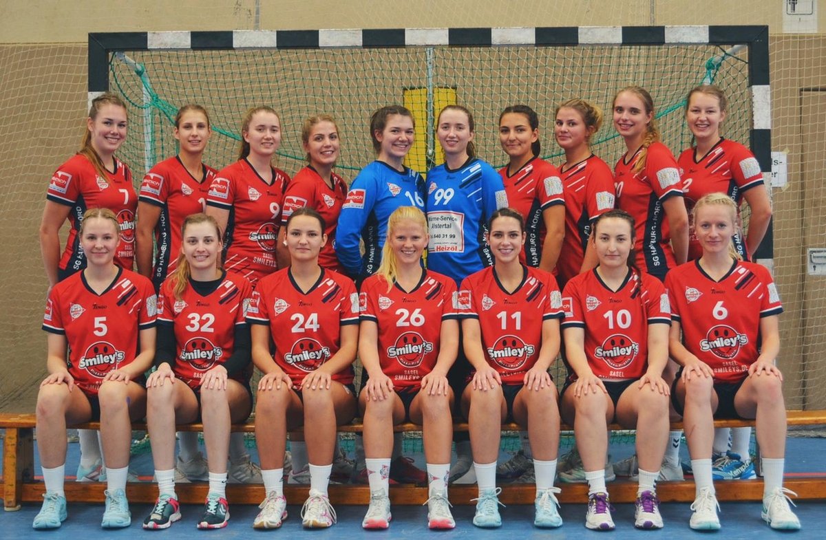 Ein Bild einer Damenhandballmannschaft mit den neuen, von Smiley's Pizza gesponsorten Trikots