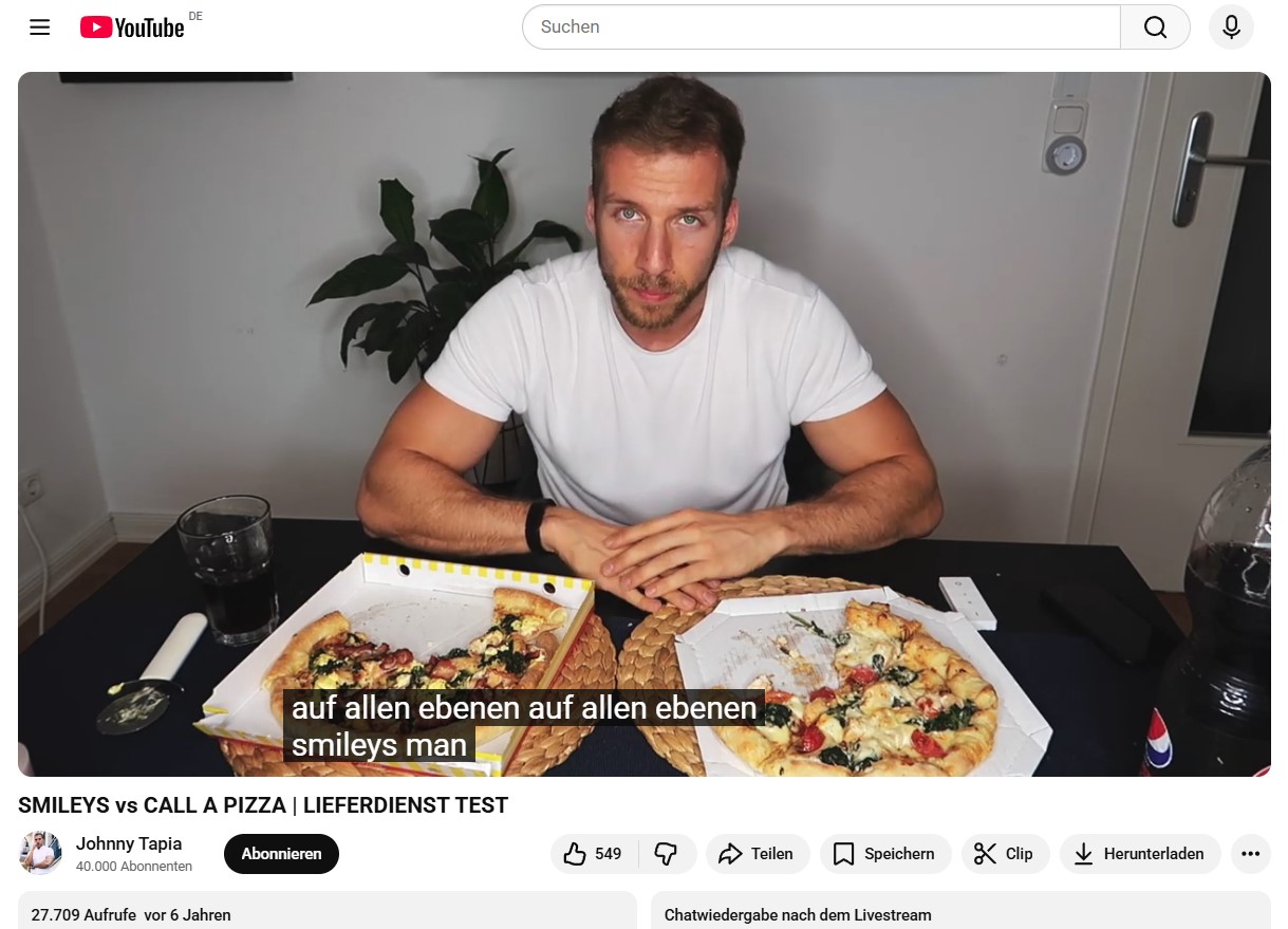 Johnny Tapia vor einer Smiley's Pizza sitzend - Pre-Influencer Marketing mit